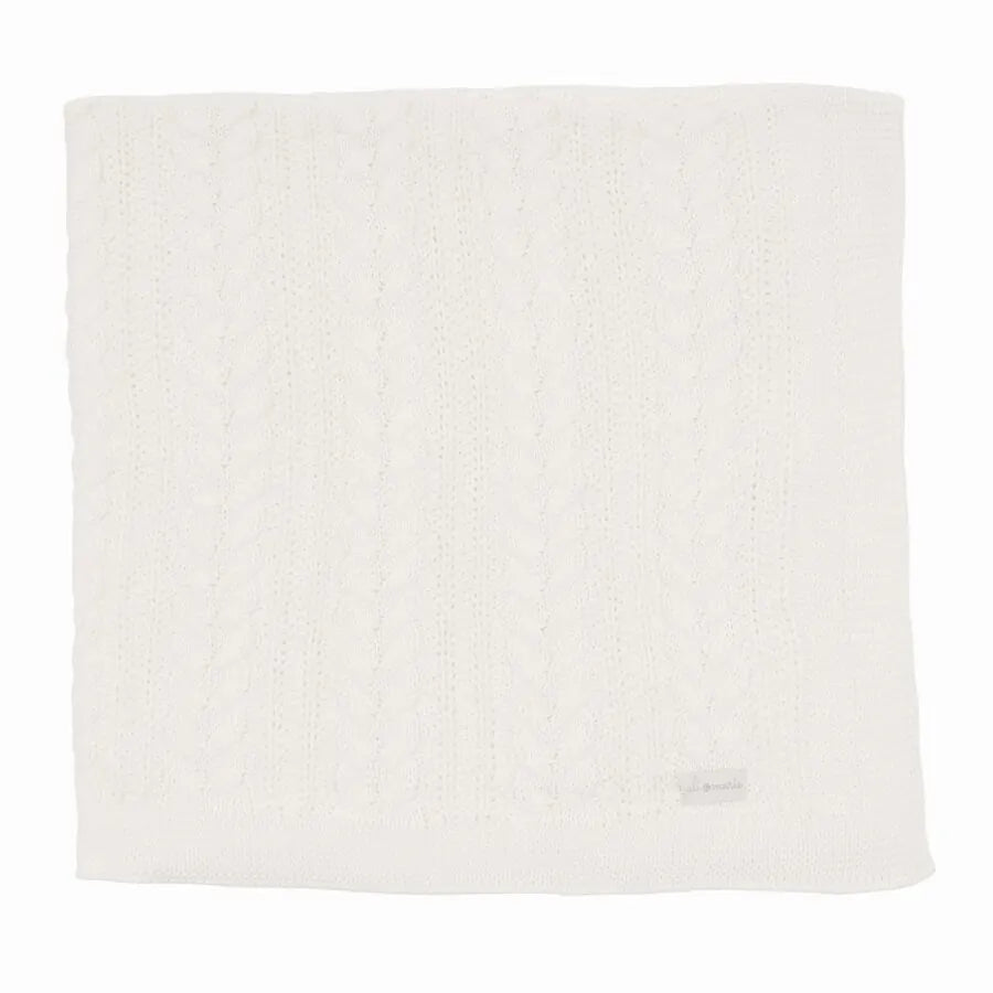 saída maternidade sorrento branca com macacão e manta em tricô de tranças, no clássico tom branco e textura delicada