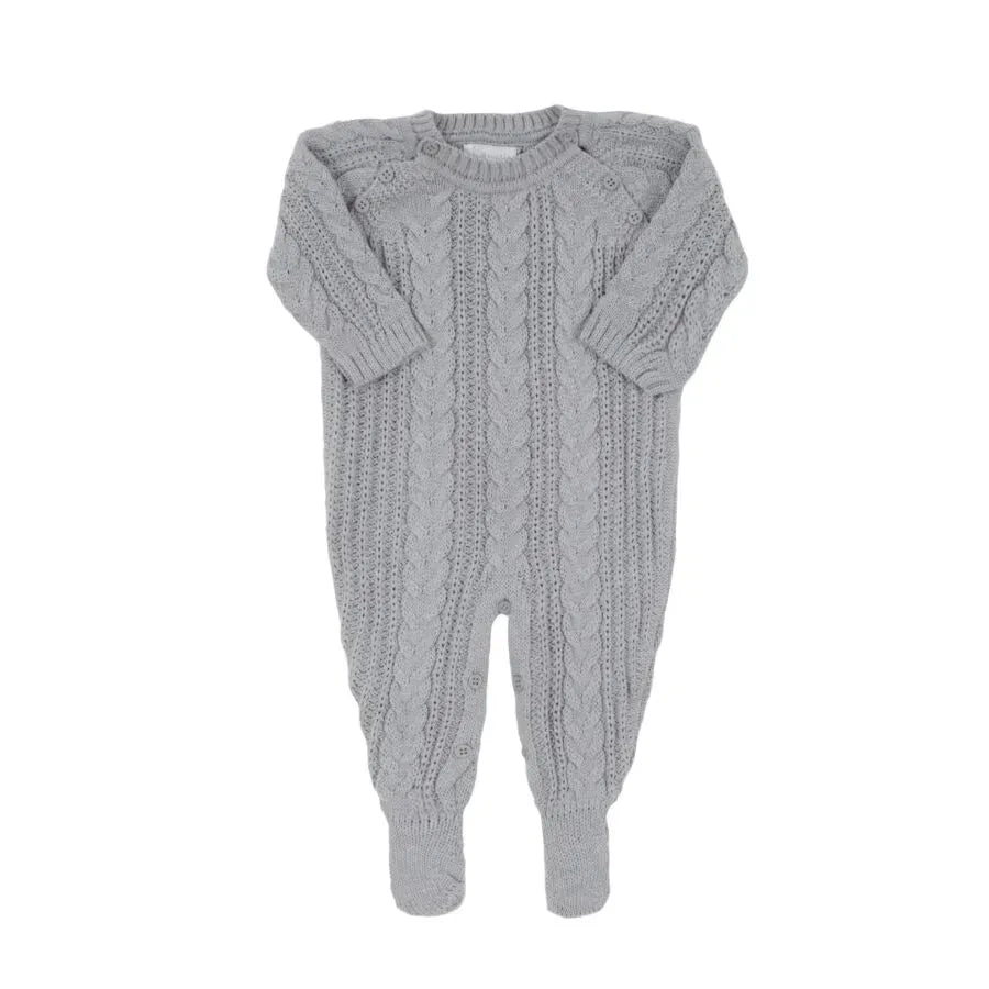 saída maternidade sorrento cinza composta por macacão em tricô com padronagem trançada e manta coordenada, trazendo elegância e conforto para o bebê