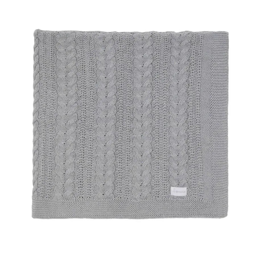 saída maternidade sorrento cinza composta por macacão em tricô com padronagem trançada e manta coordenada, trazendo elegância e conforto para o bebê