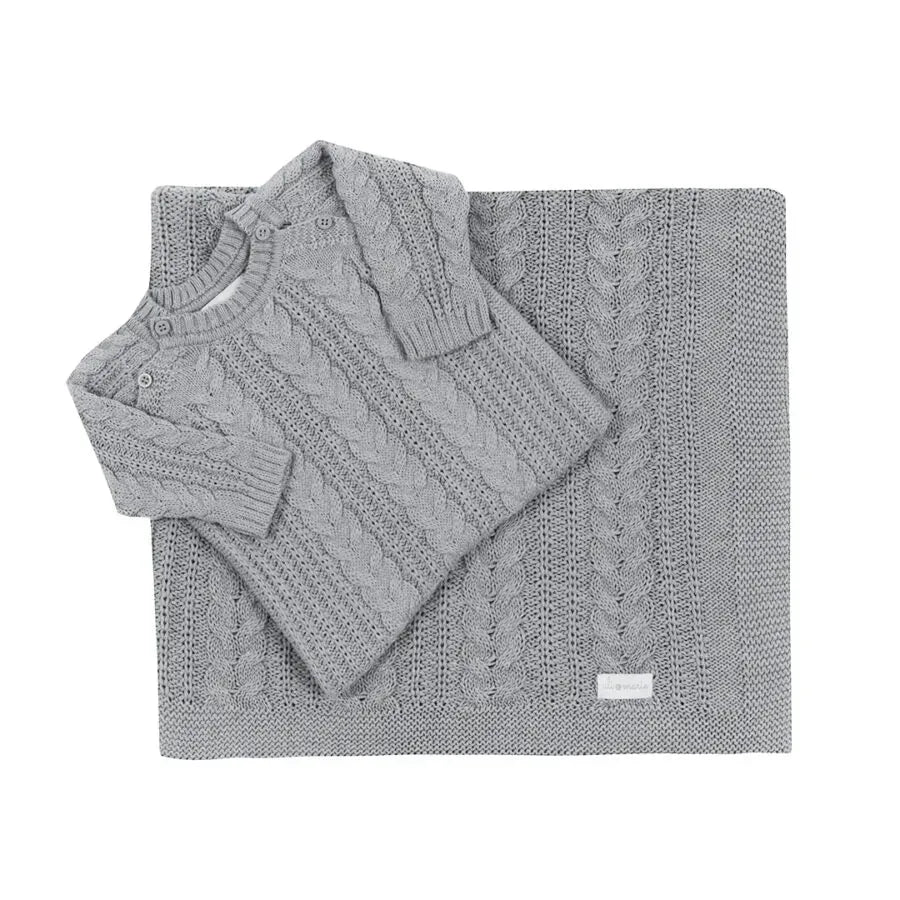 saída maternidade sorrento cinza composta por macacão em tricô com padronagem trançada e manta coordenada, trazendo elegância e conforto para o bebê