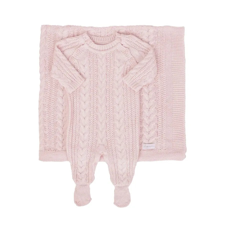 saída maternidade sorrento rosa bebê, macacão de tricot com manga longa e trama trançada sobre a manta