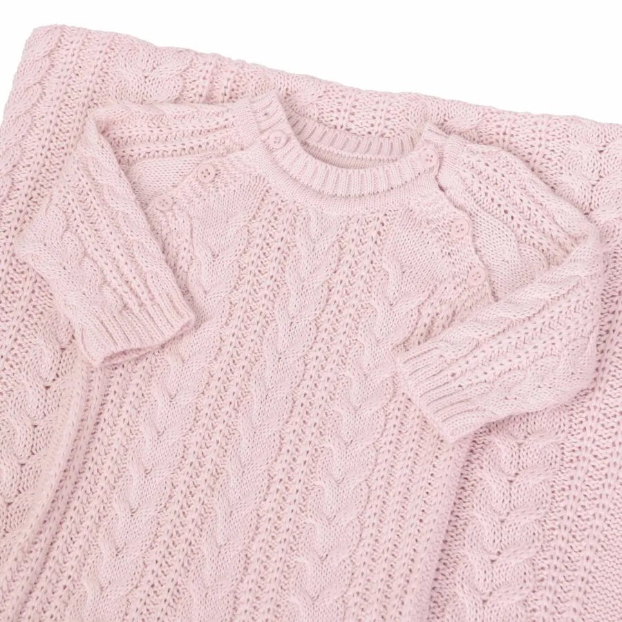 saída maternidade sorrento rosa bebê, macacão de tricot com manga longa e trama trançada sobre a manta