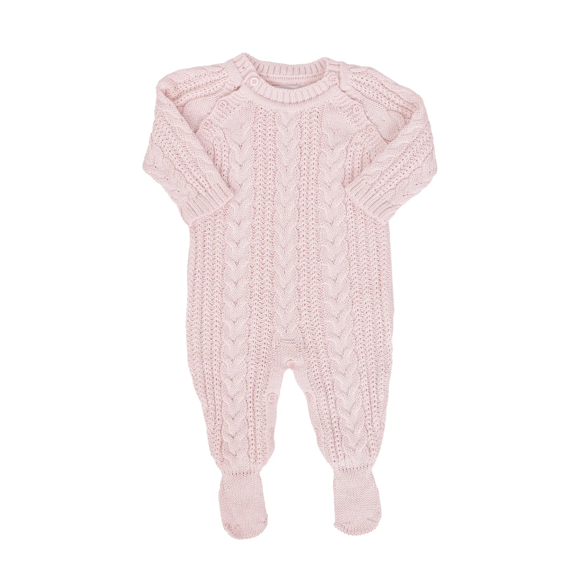 saída maternidade sorrento rosa bebê, macacão de tricot com manga longa e trama trançada sobre a manta
