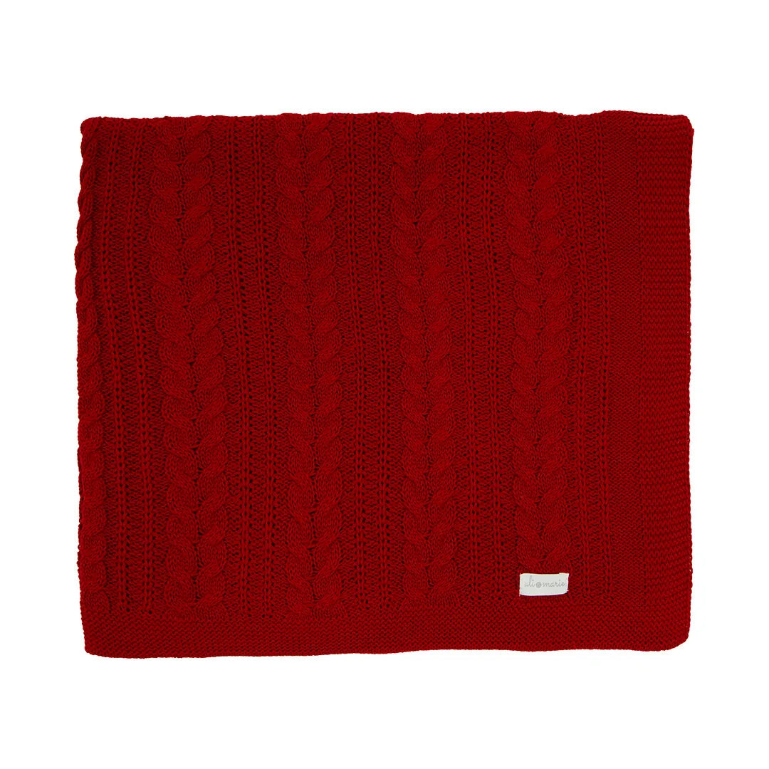 saída maternidade sorrento vermelha composta por macacão em tricô com padrão trançado e manta combinando, perfeita para o primeiro look do bebê