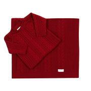 saída maternidade sorrento vermelha composta por macacão em tricô com padrão trançado e manta combinando, perfeita para o primeiro look do bebê