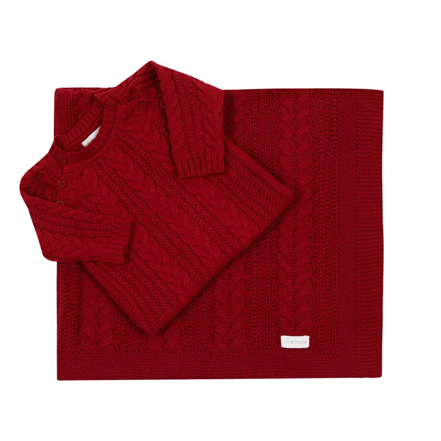 saída maternidade sorrento vermelha composta por macacão em tricô com padrão trançado e manta combinando, perfeita para o primeiro look do bebê