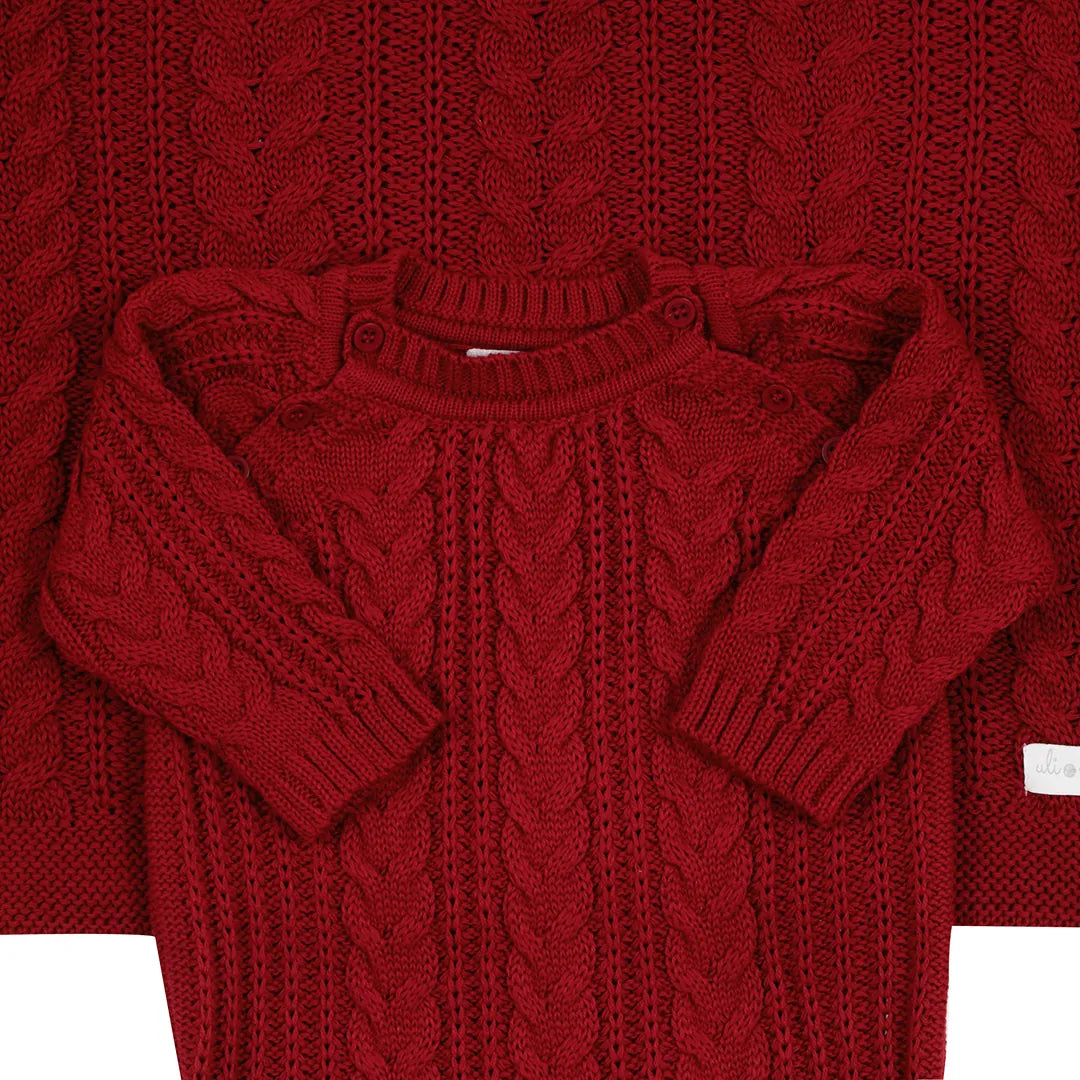 saída maternidade sorrento vermelha composta por macacão em tricô com padrão trançado e manta combinando, perfeita para o primeiro look do bebê