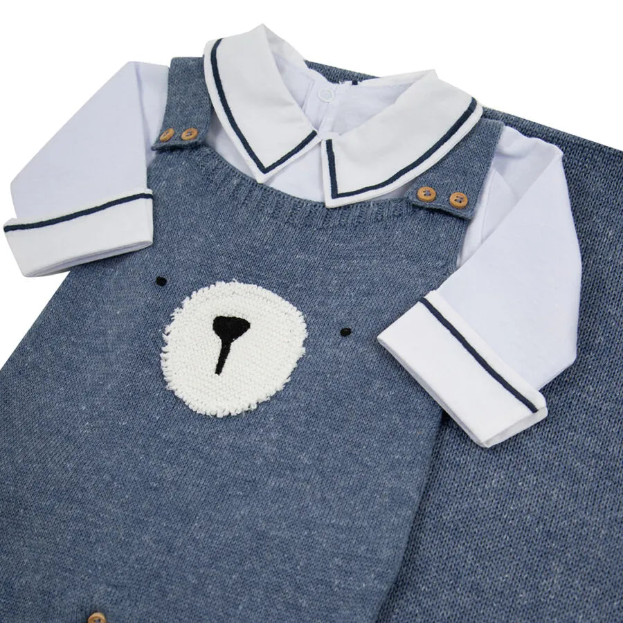 saída maternidade teddy azul jeans com 3 peças, jardineira de urso, body branco com detalhes azul na gola e manga, manta de tricô lisa e escura