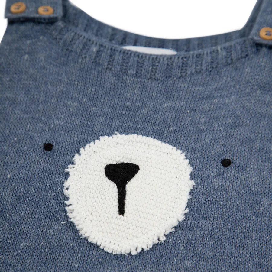 saída maternidade teddy azul jeans com 3 peças, jardineira de urso, body branco com detalhes azul na gola e manga, manta de tricô lisa e escura