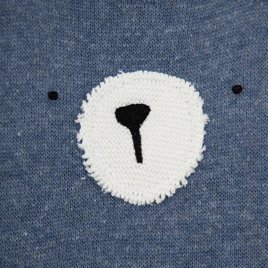 saída maternidade teddy azul jeans com 3 peças, jardineira de urso, body branco com detalhes azul na gola e manga, manta de tricô lisa e escura