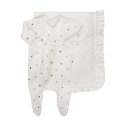 Conjunto Saída Maternidade Theo off-white: macacão com poás azuis e manta off-white com babados