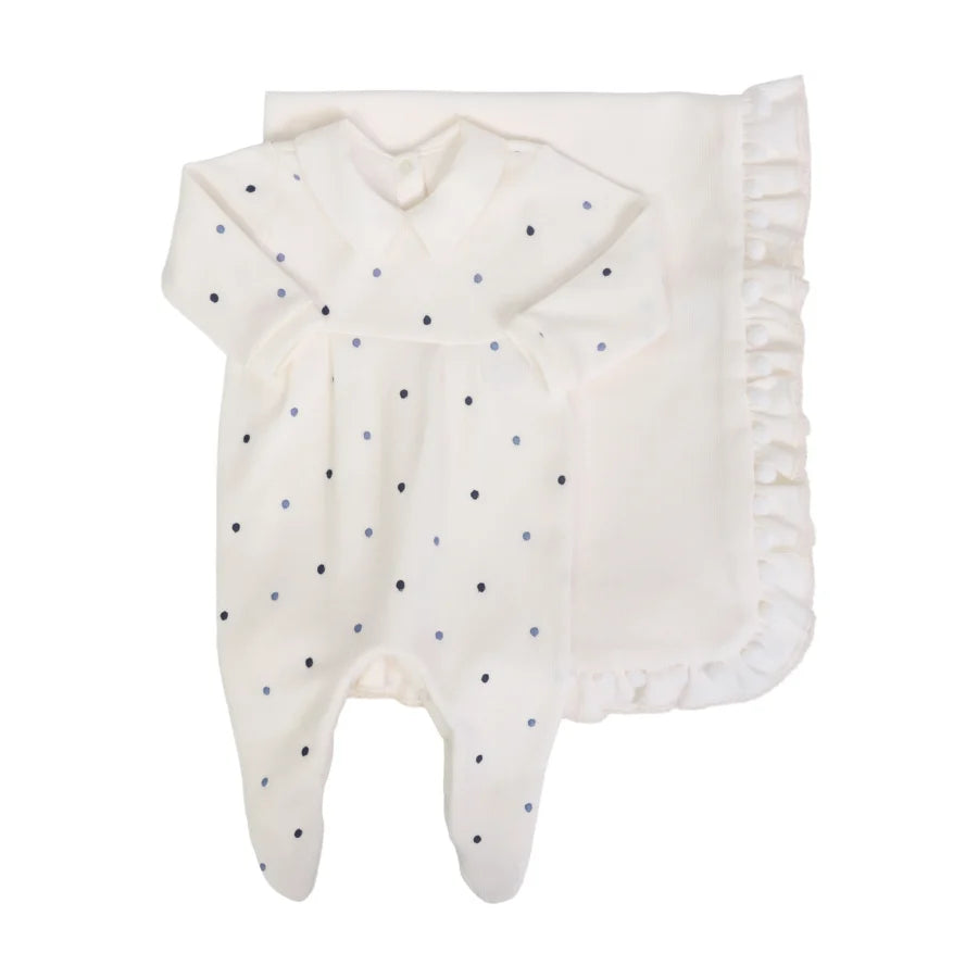 Conjunto Saída Maternidade Theo off-white: macacão com poás azuis e manta off-white com babados