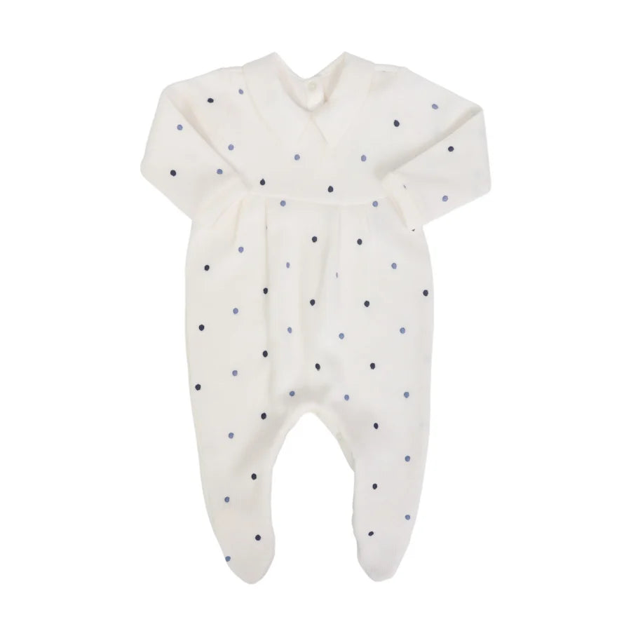 Macacão off-white com poás em tons de azul e gola clássica, próprio para recém-nascidos