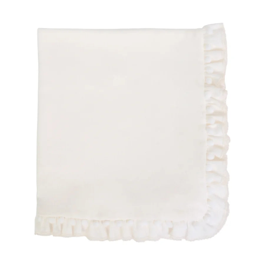 Manta off-white com babados nas bordas, parte do conjunto Saída Maternidade Theo verde off-white
