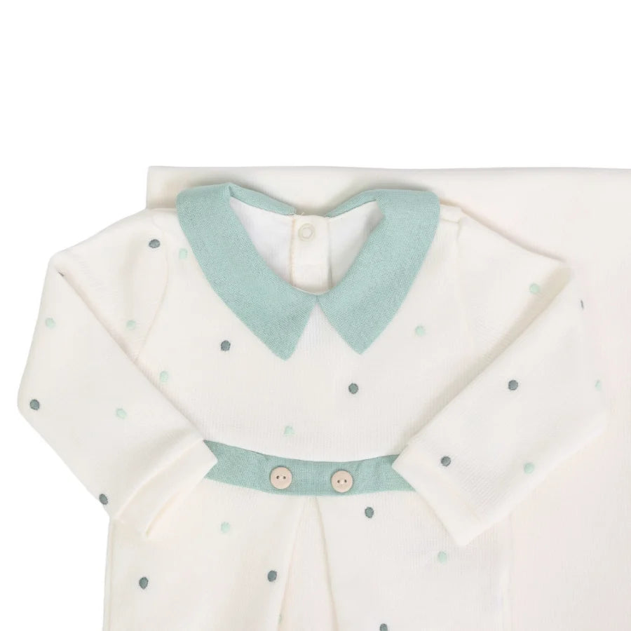 Macacão Theo verde off-white, detalhe da gola verde e poás, compondo o conjunto com a manta