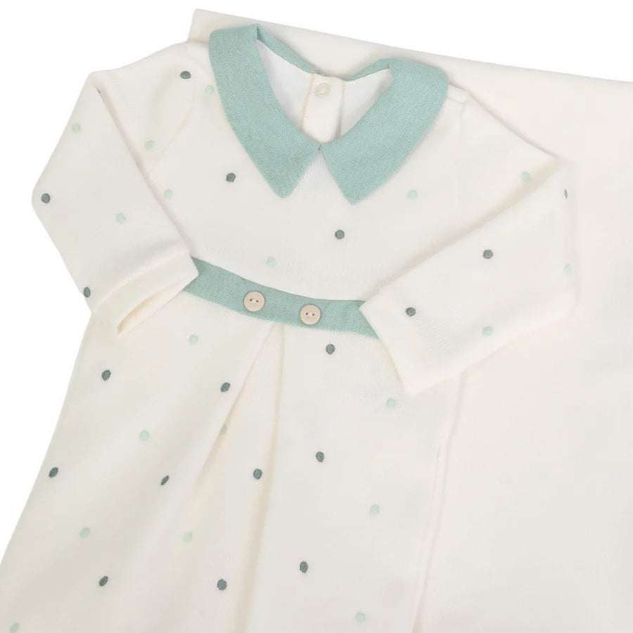 saída maternidade Theo off-white com gola e faixa verde, botões decorativos e estampa de bolinhas