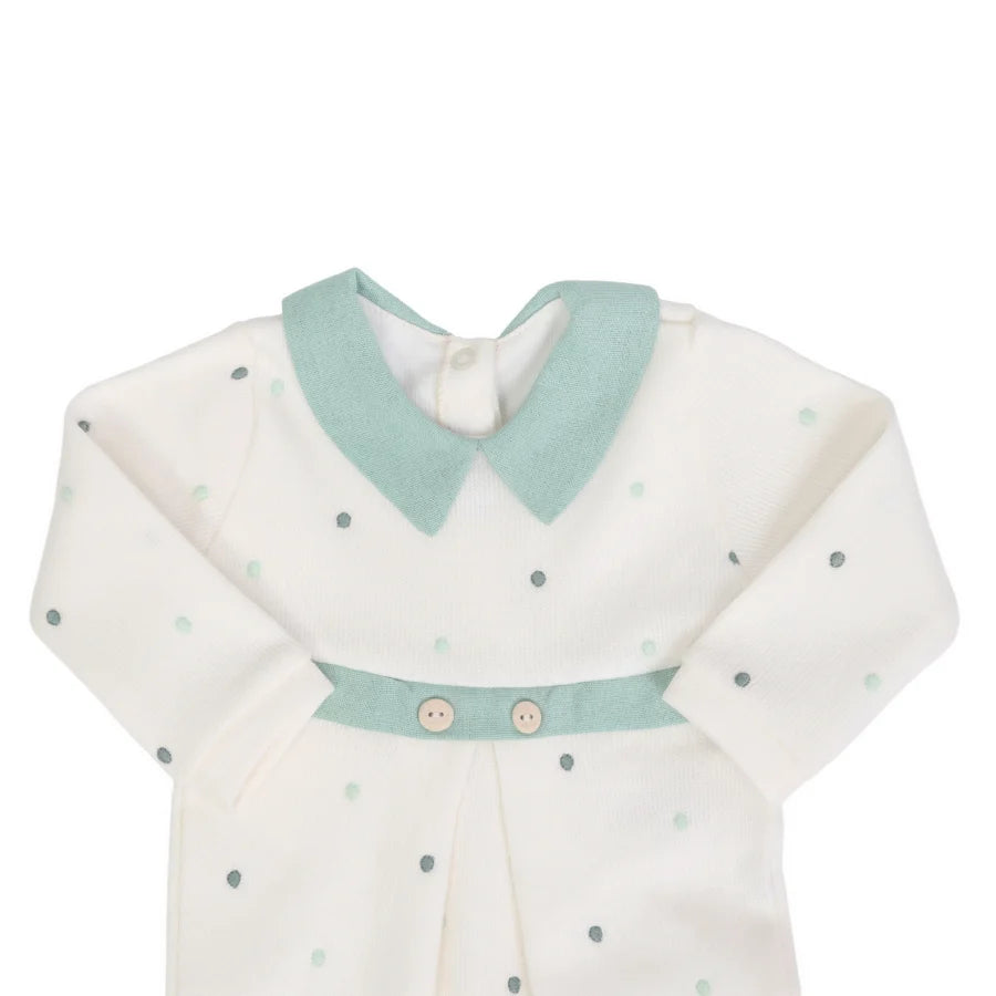 detalhe da saída maternidade Theo off-white, com gola e faixa em tom verde claro e bolinhas discretas