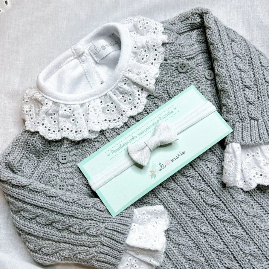 saída maternidade uli cinza composta por macacão em tricô com tranças delicadas e manta coordenada, ideal para o primeiro dia do bebê