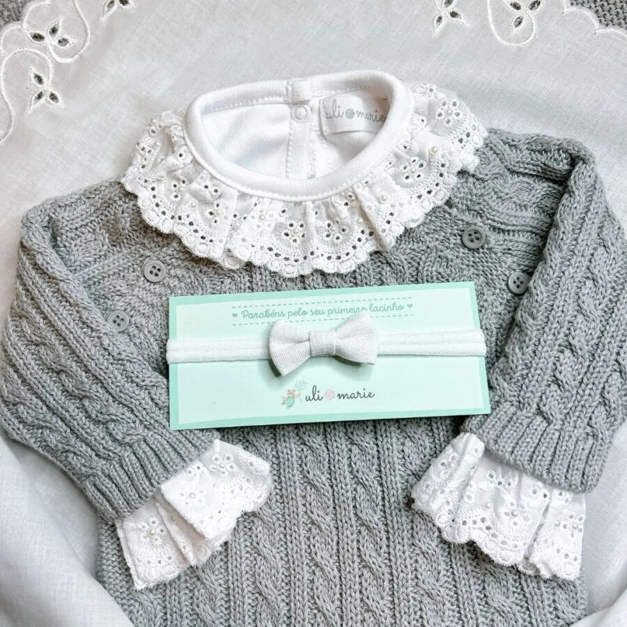 saída maternidade uli cinza composta por macacão em tricô com tranças delicadas e manta coordenada, ideal para o primeiro dia do bebê