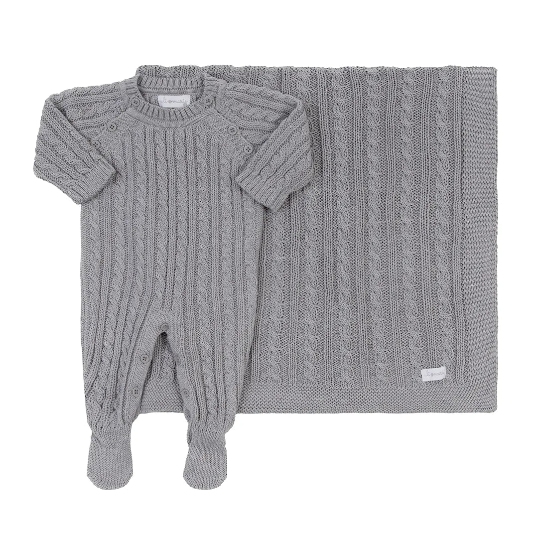 saída maternidade uli cinza composta por macacão em tricô com tranças delicadas e manta coordenada, ideal para o primeiro dia do bebê