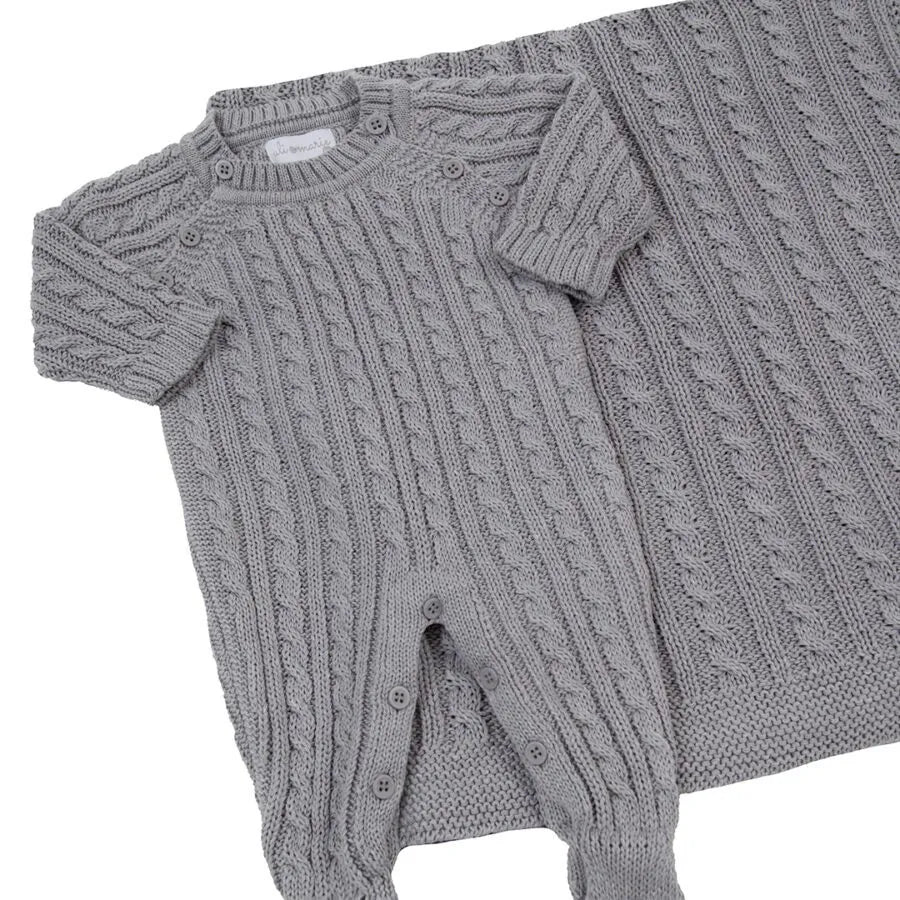 saída maternidade uli cinza composta por macacão em tricô com tranças delicadas e manta coordenada, ideal para o primeiro dia do bebê