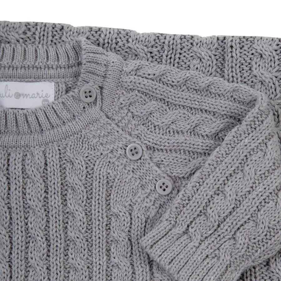 saída maternidade uli cinza composta por macacão em tricô com tranças delicadas e manta coordenada, ideal para o primeiro dia do bebê