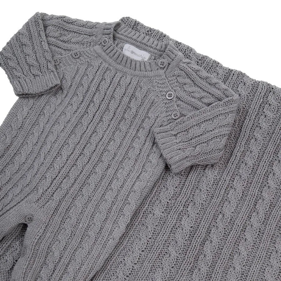 saída maternidade uli cinza composta por macacão em tricô com tranças delicadas e manta coordenada, ideal para o primeiro dia do bebê