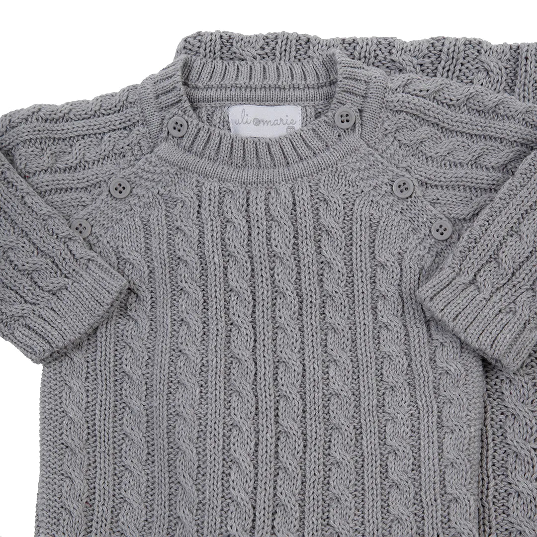 saída maternidade uli cinza composta por macacão em tricô com tranças delicadas e manta coordenada, ideal para o primeiro dia do bebê