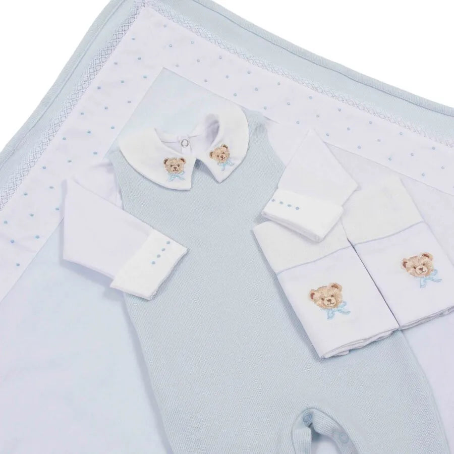 saída maternidade ursolino azul bebê, com body e macacão canelado, bordados de ursinhos na gola e toalhinhas