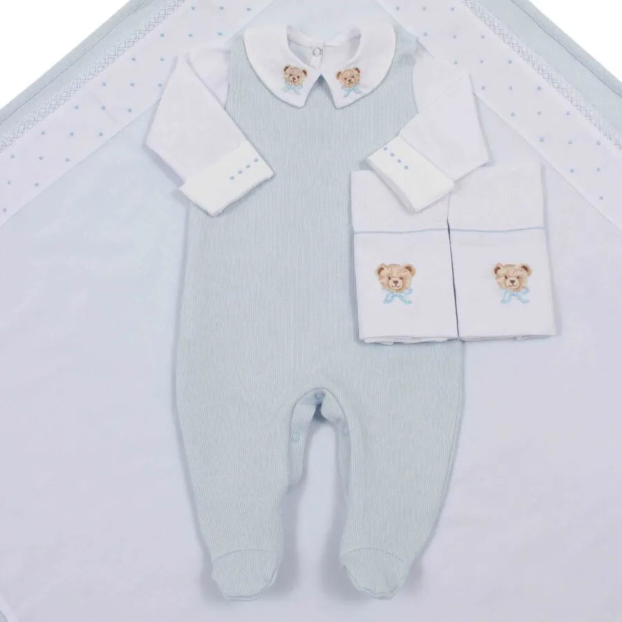saída maternidade ursolino azul bebê, com body e macacão canelado, bordados de ursinhos na gola e toalhinhas