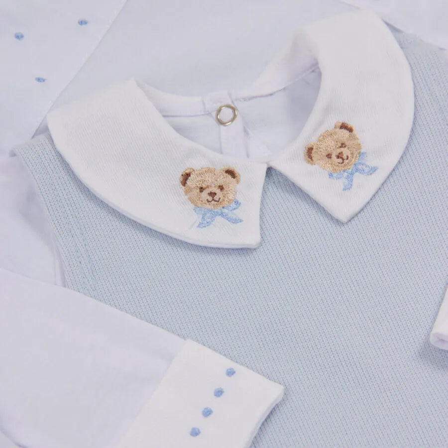 saída maternidade ursolino azul bebê, com body e macacão canelado, bordados de ursinhos na gola e toalhinhas