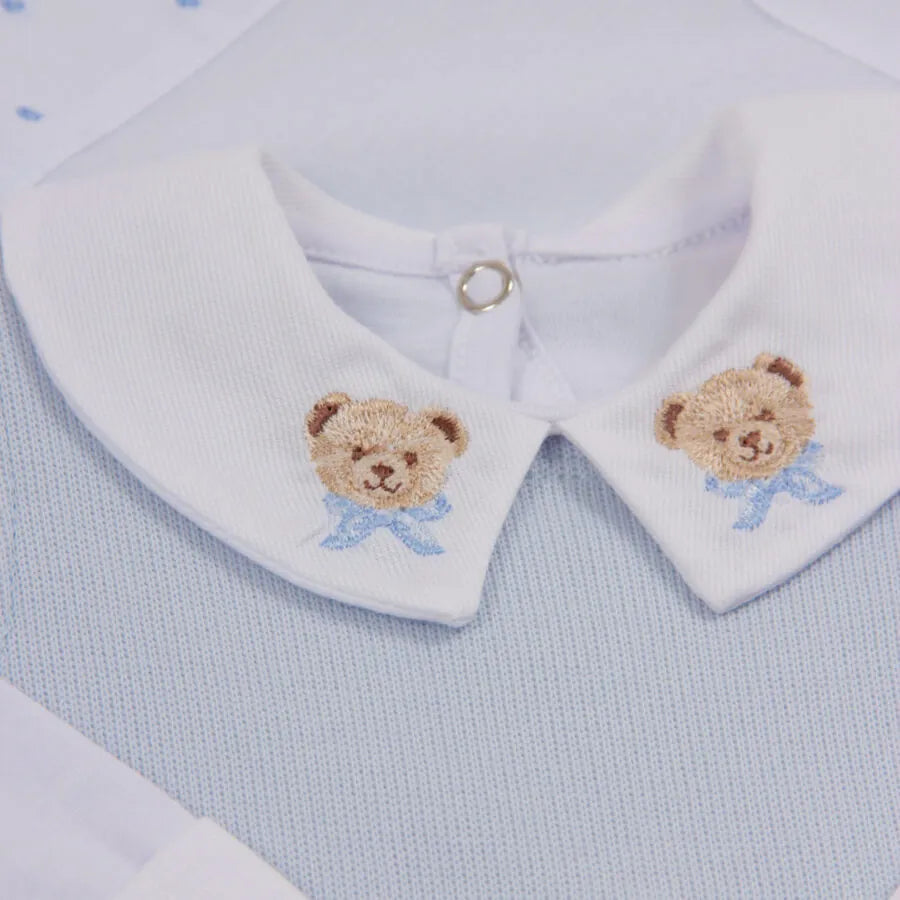 saída maternidade ursolino azul bebê, com body e macacão canelado, bordados de ursinhos na gola e toalhinhas