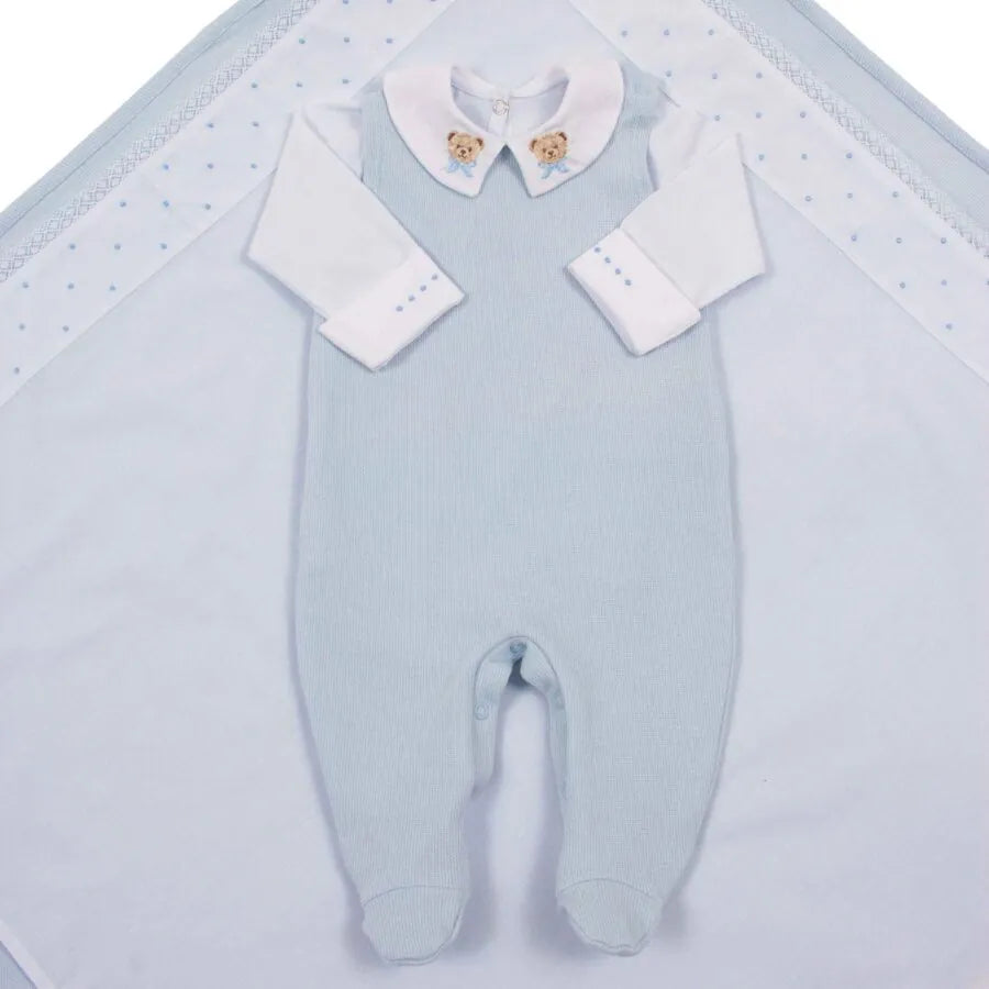 saída maternidade ursolino azul bebê, com body e macacão canelado, bordados de ursinhos na gola e toalhinhas