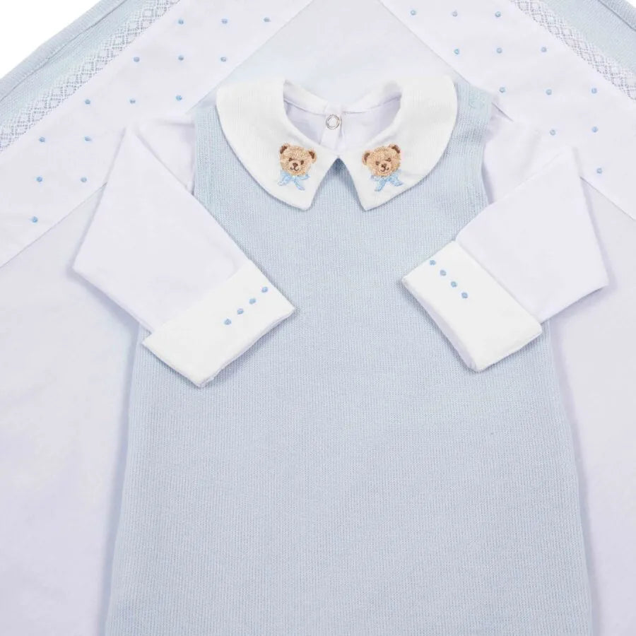 saída maternidade ursolino azul bebê, com body e macacão canelado, bordados de ursinhos na gola e toalhinhas