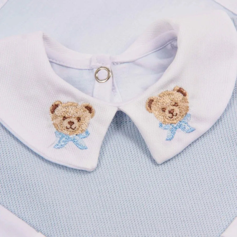 saída maternidade ursolino azul bebê, com body e macacão canelado, bordados de ursinhos na gola e toalhinhas