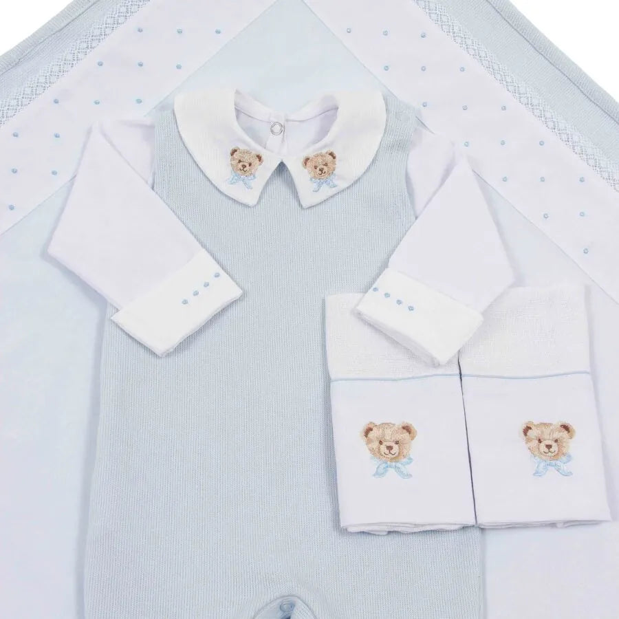saída maternidade ursolino azul bebê, com body e macacão canelado, bordados de ursinhos na gola e toalhinhas