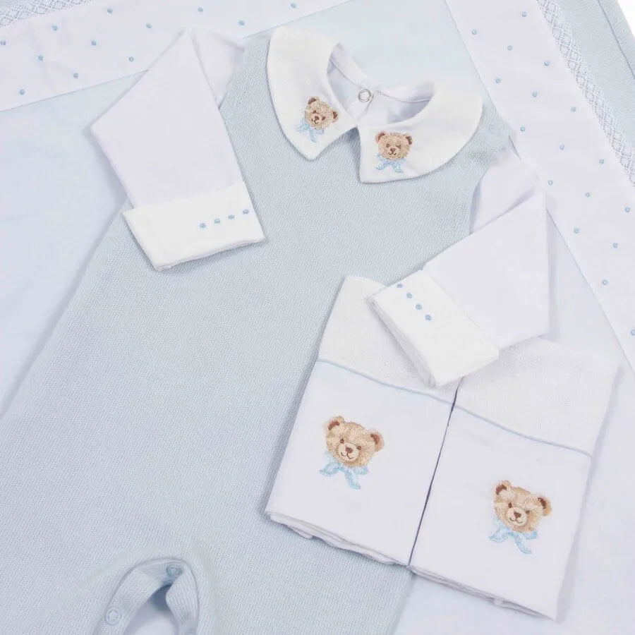 saída maternidade ursolino azul bebê, com body e macacão canelado, bordados de ursinhos na gola e toalhinhas