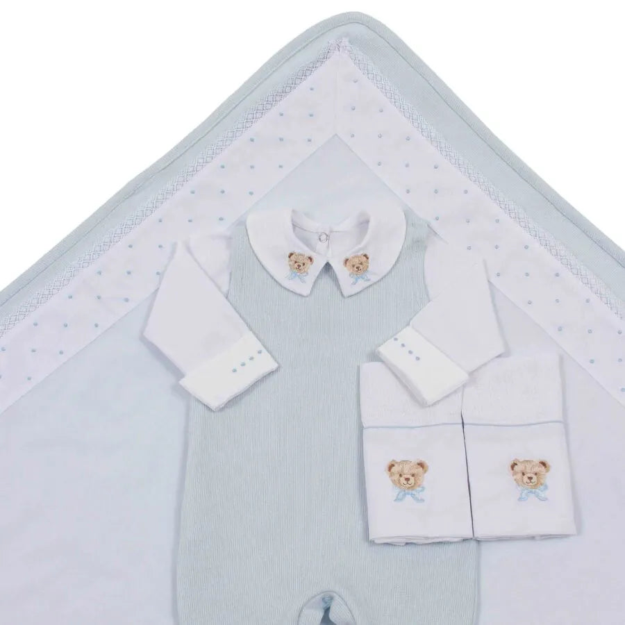 saída maternidade ursolino azul bebê, com body e macacão canelado, bordados de ursinhos na gola e toalhinhas