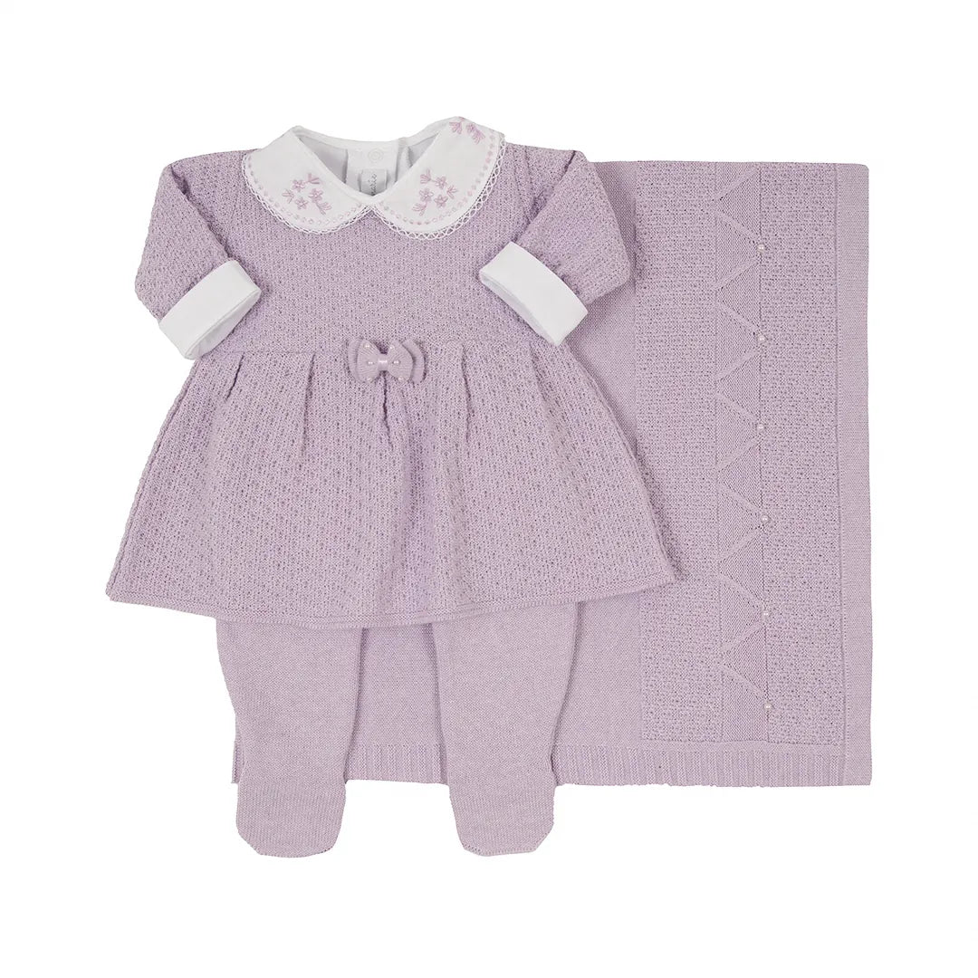 conjunto completo da saída maternidade duda: vestido, calça com pé e manta de tricô lilás com detalhes em pérolas