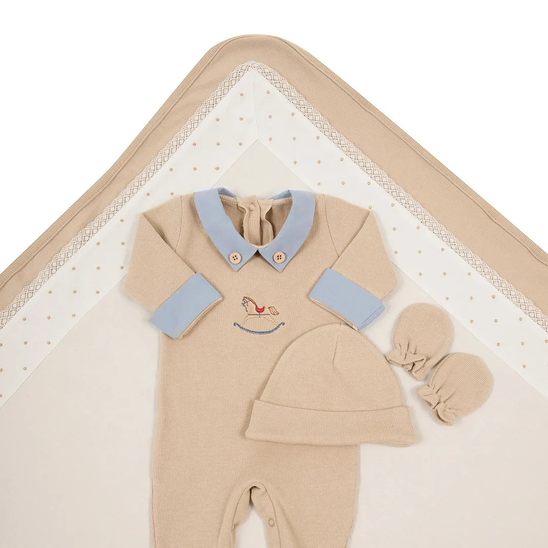 saída maternidade horse bege em algodão, macacão com gola azul e bordado de cavalinho, touca e luvas