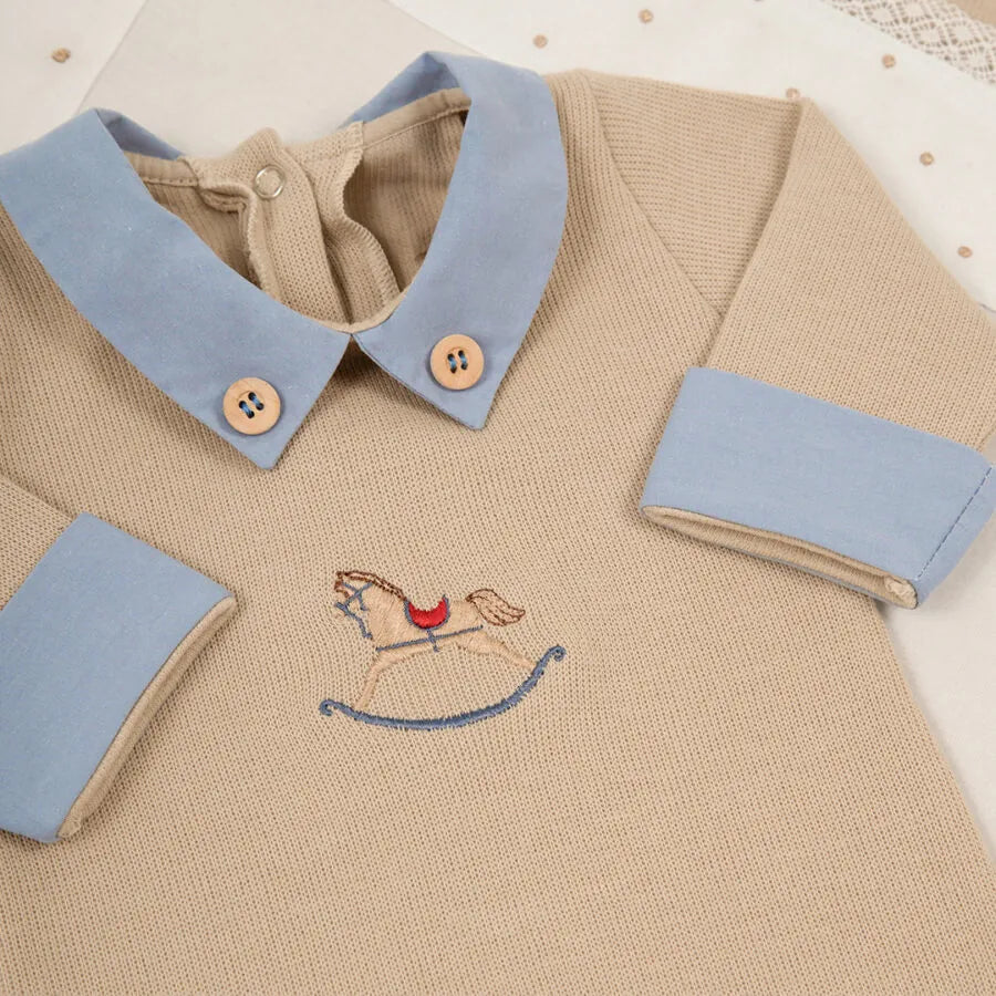 saída maternidade horse bege em algodão, macacão com gola azul e bordado de cavalinho, touca e luvas