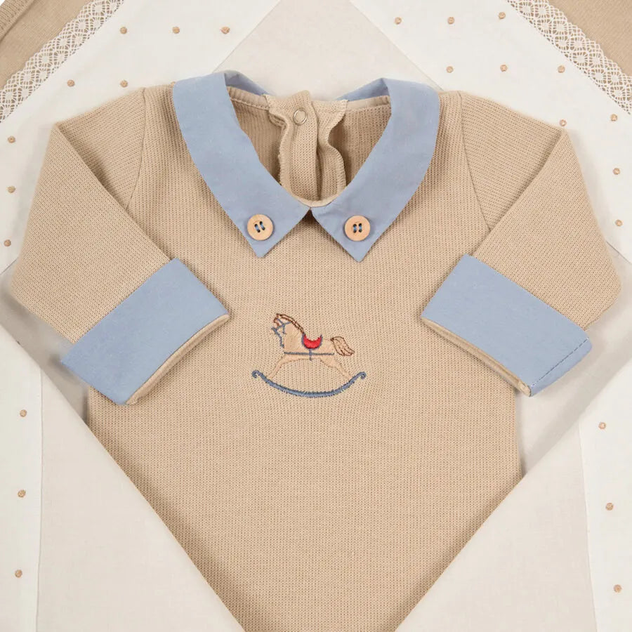 saída maternidade horse bege em algodão, macacão com gola azul e bordado de cavalinho, touca e luvas