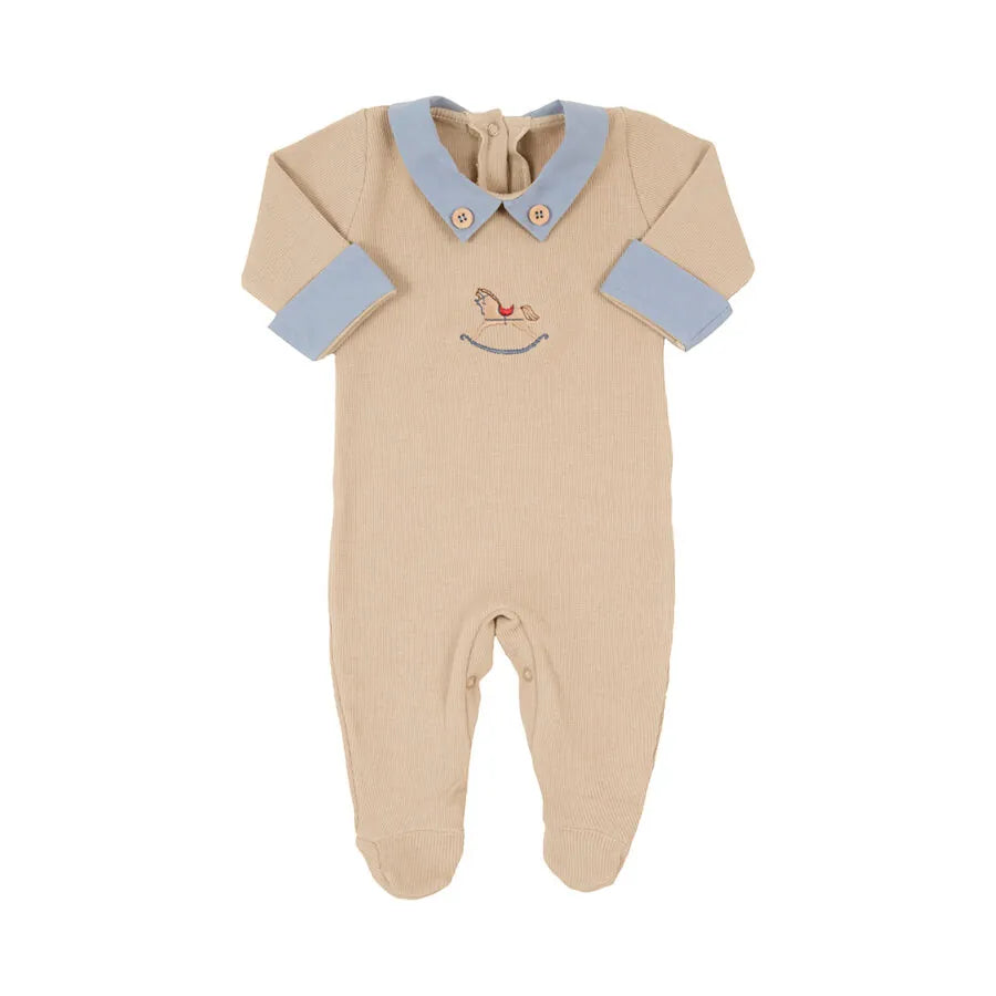 saída maternidade horse bege em algodão, macacão com gola azul e bordado de cavalinho, touca e luvas