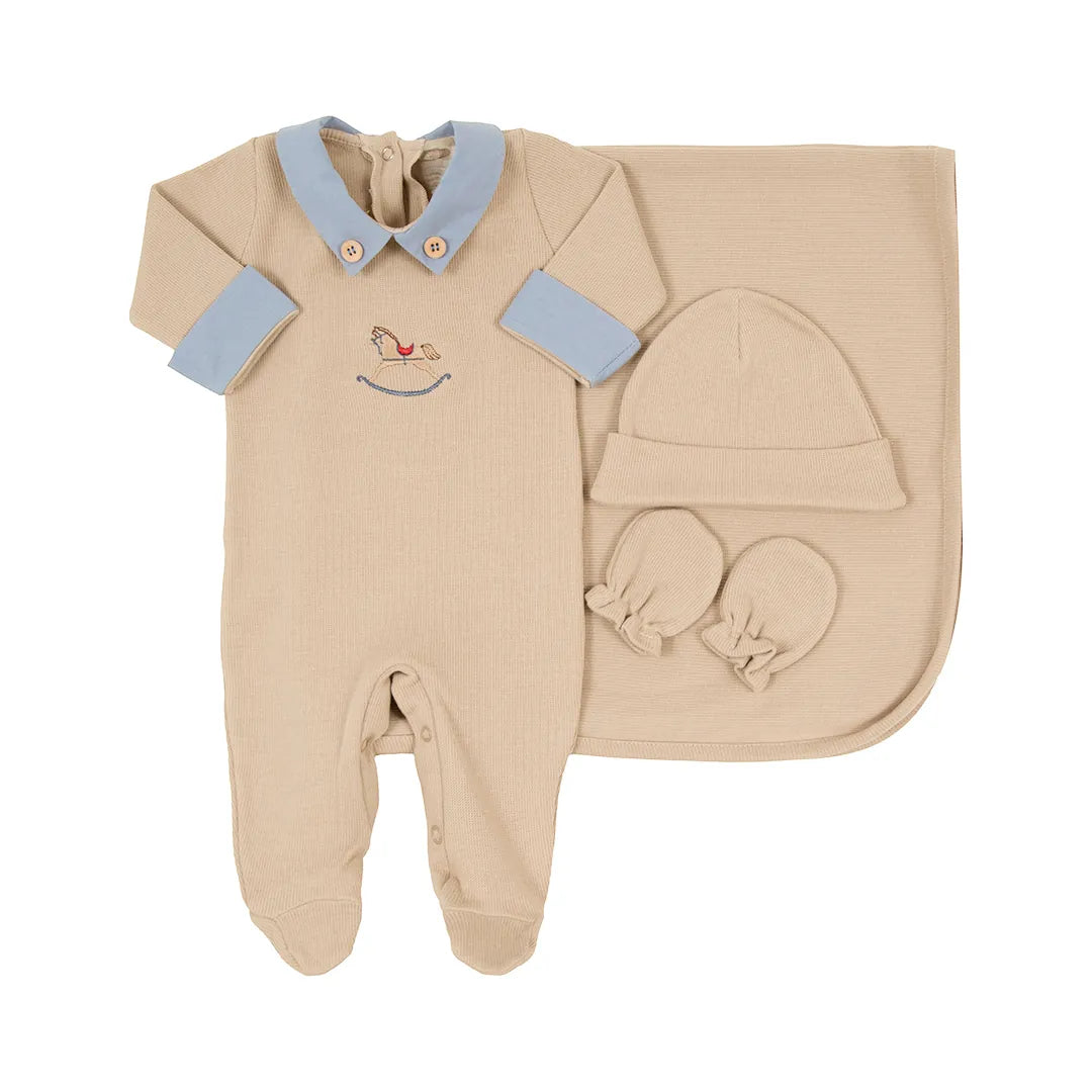 saída maternidade horse bege em algodão, macacão com gola azul e bordado de cavalinho, touca e luvas