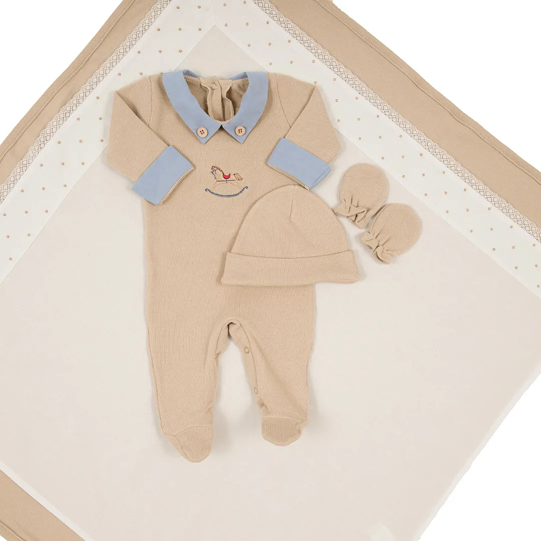 saída maternidade horse bege em algodão, macacão com gola azul e bordado de cavalinho, touca e luvas
