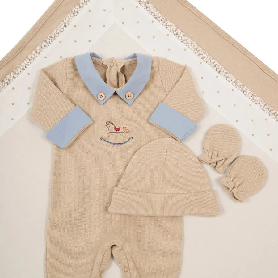 saída maternidade horse bege em algodão, macacão com gola azul e bordado de cavalinho, touca e luvas