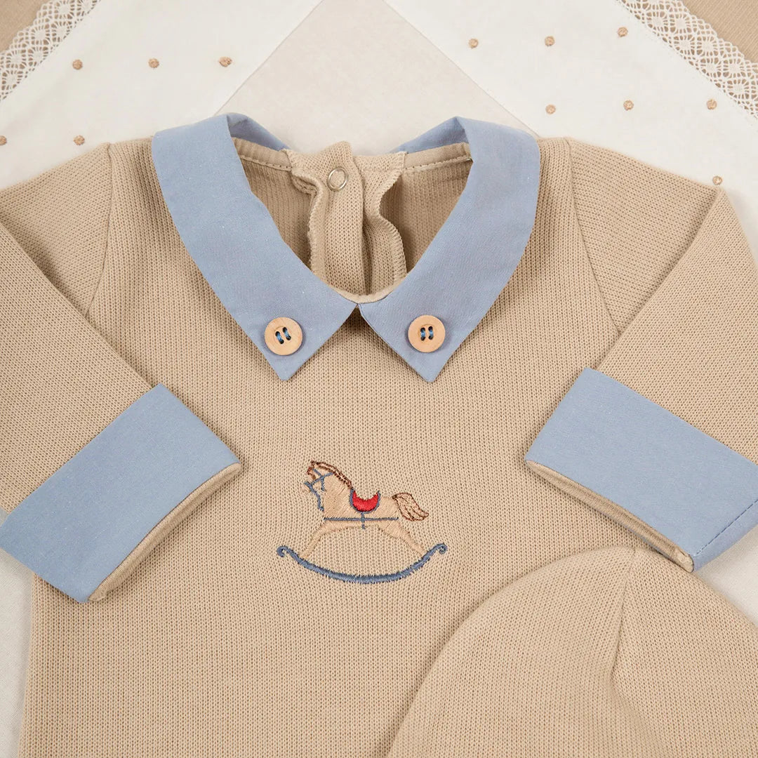 saída maternidade horse bege em algodão, macacão com gola azul e bordado de cavalinho, touca e luvas