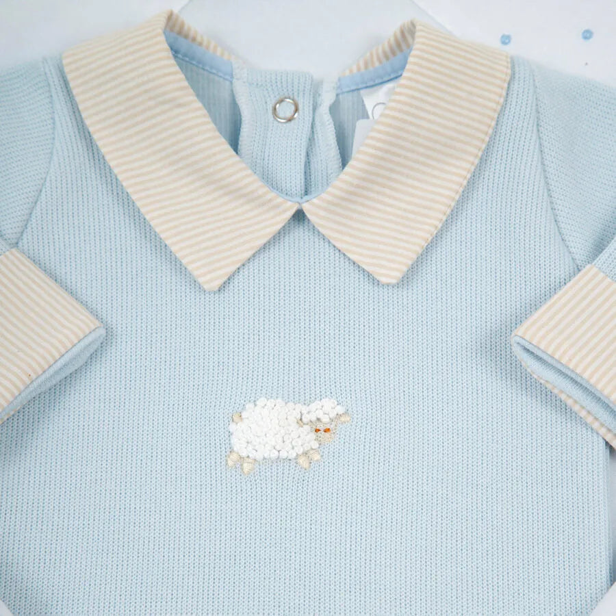 saída maternidade ovelha azul claro em algodão, macacão com bordado de ovelha e gola e punhos listrados