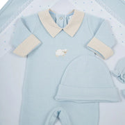 saída maternidade ovelha azul claro em algodão, macacão com bordado de ovelha e gola e punhos listrados