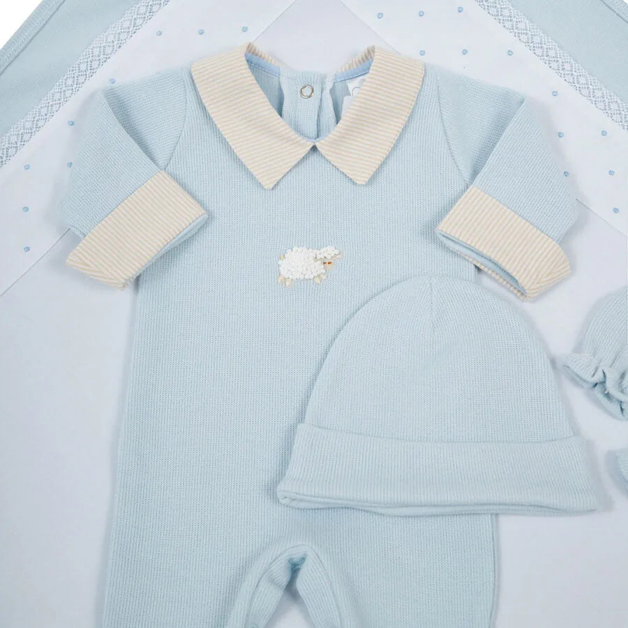 saída maternidade ovelha azul claro em algodão, macacão com bordado de ovelha e gola e punhos listrados